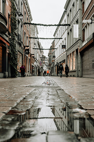Lege winkelstraat op een natte somber dag
