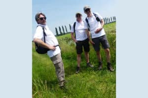 Deelnemers lopen het lapepoepenpad