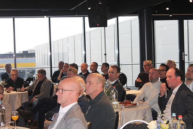 Leden luisteren aandachtig tijdens FTN Symposium